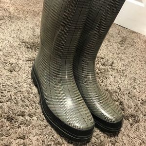 Plaid black and cream rain boots